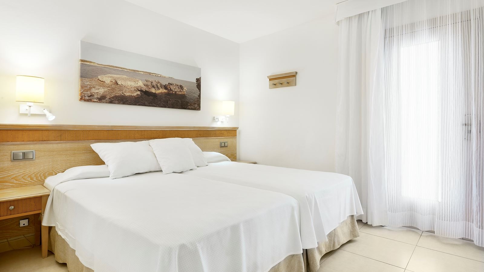 rooms-family-room-with-balcony