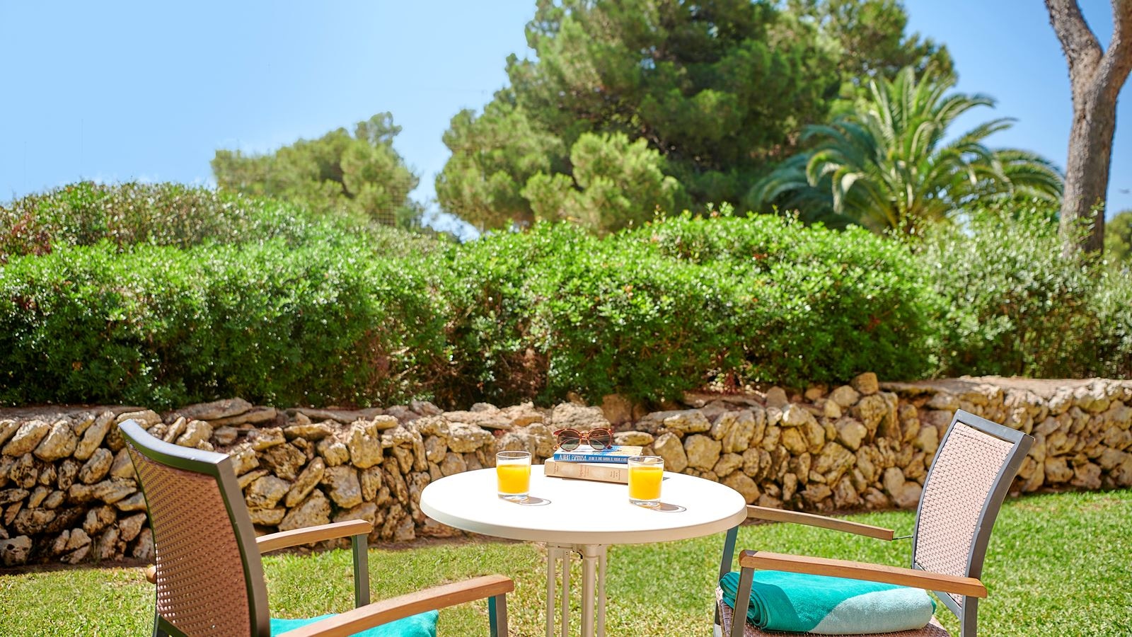 rooms-family-garden-view