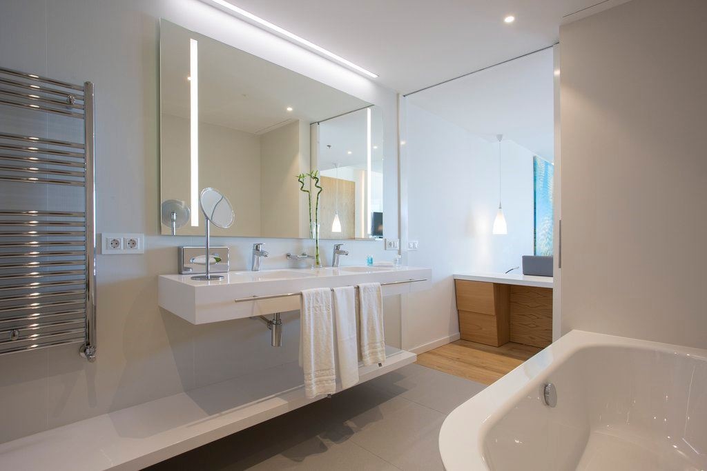 rooms-junior-suite-pool-view-with-balcony