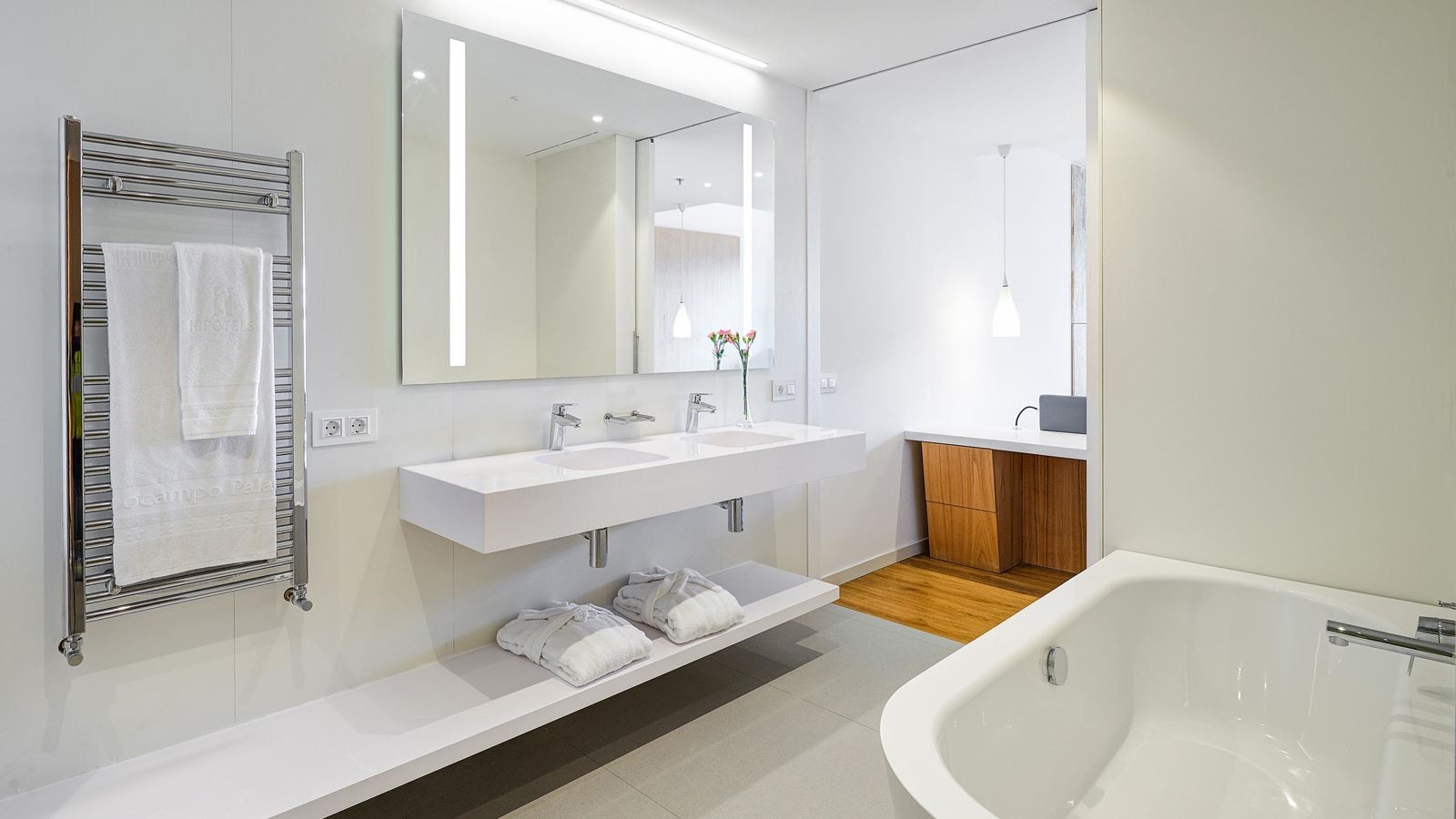 rooms-junior-suite-pool-view-with-balcony