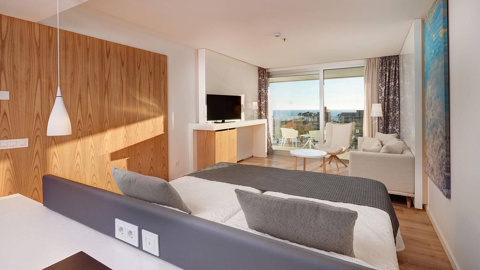 rooms-junior-suite-sea-view-with-balcony