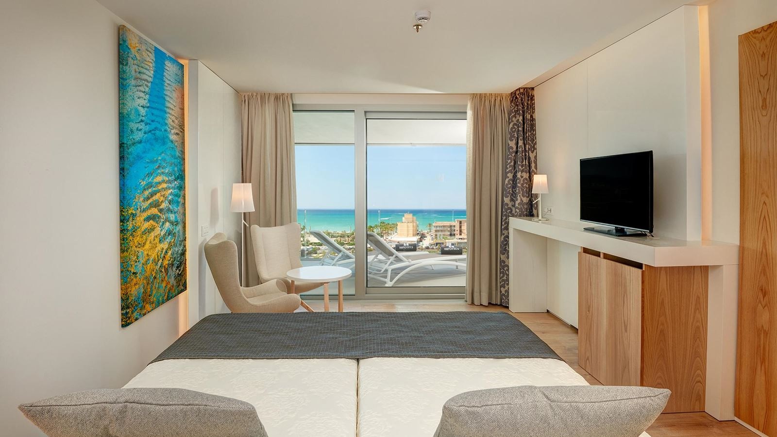 rooms-junior-suite-sea-view-with-balcony