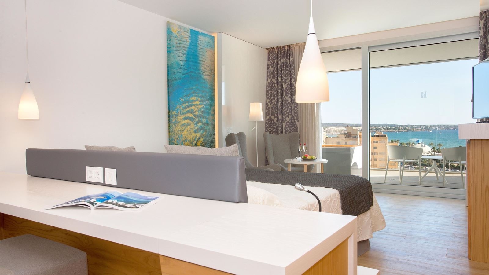 rooms-junior-suite-sea-view-with-balcony