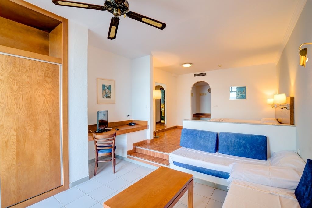 rooms-family-room-lateral-sea-view-balcony-or-terrace