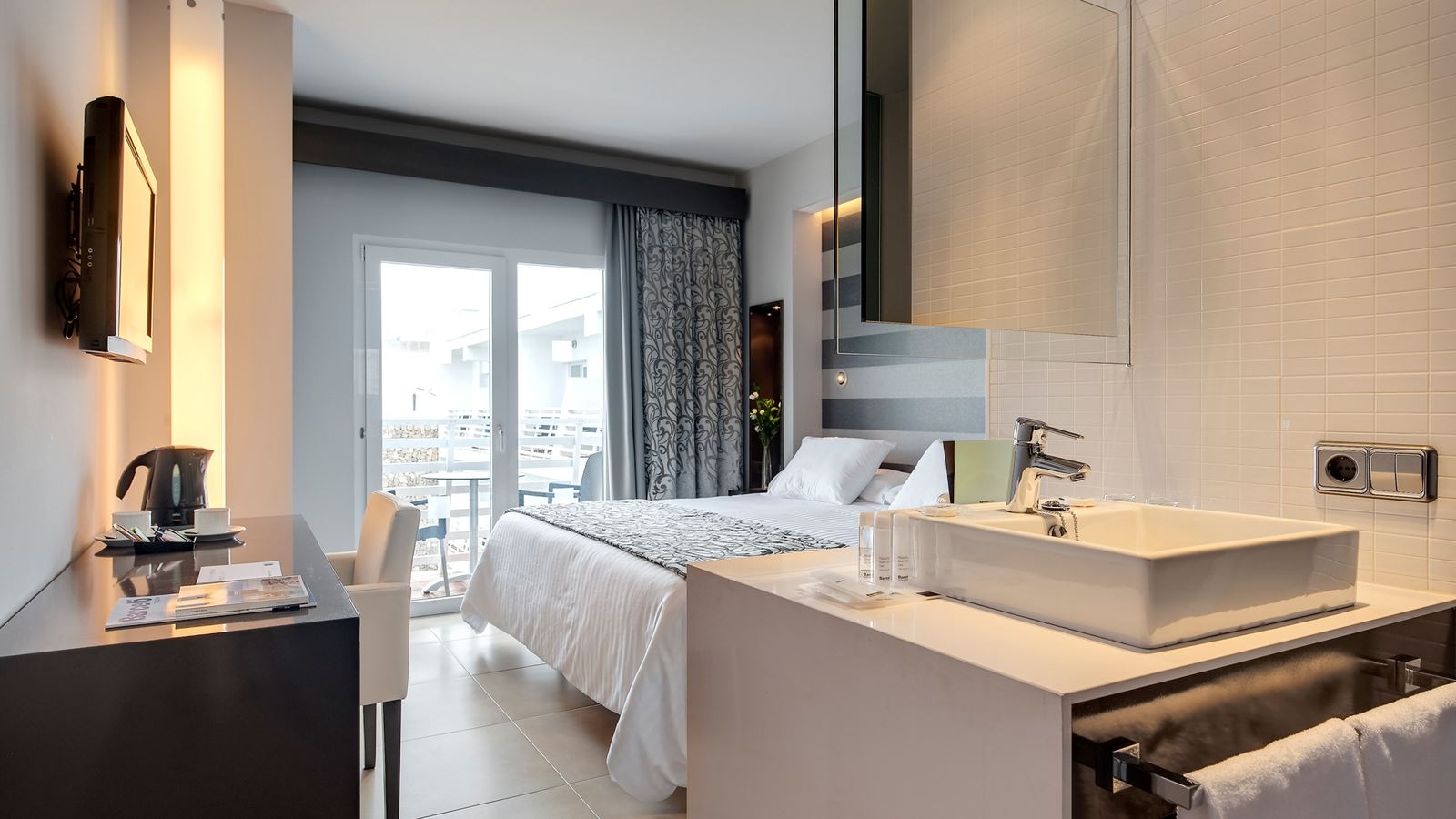 rooms-superior-room-balcony-or-terrace