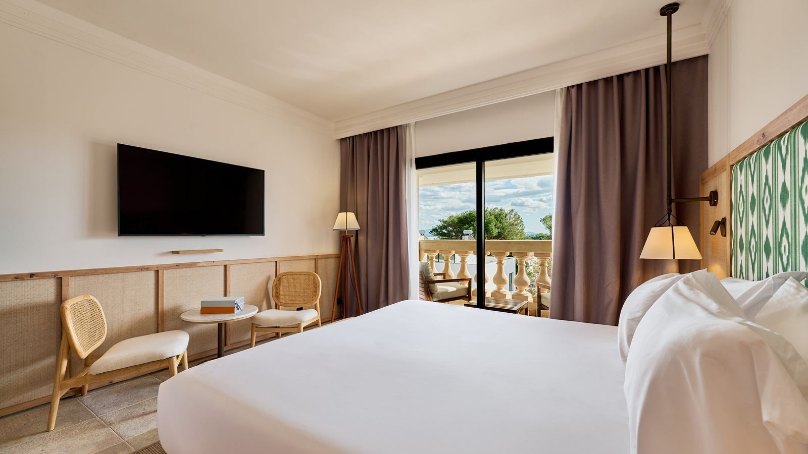 rooms-double-deluxe-1-king-bed-balcony-or-terrace