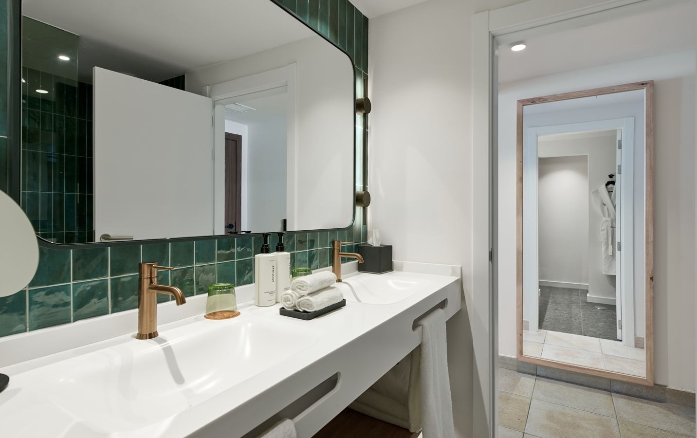 rooms-double-deluxe-1-king-bed-balcony-or-terrace