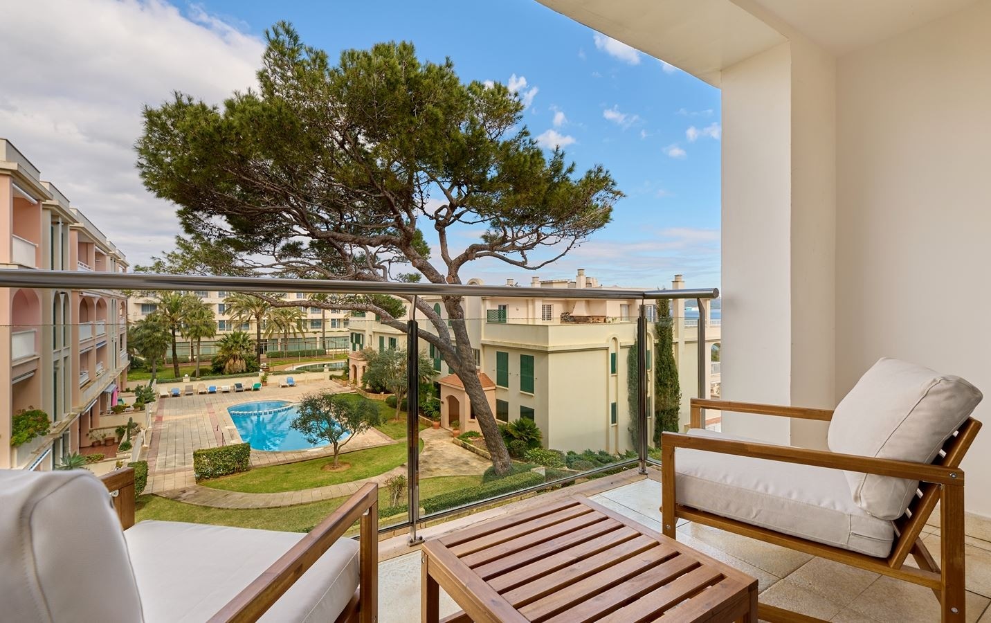 rooms-double-deluxe-1-king-bed-balcony-or-terrace