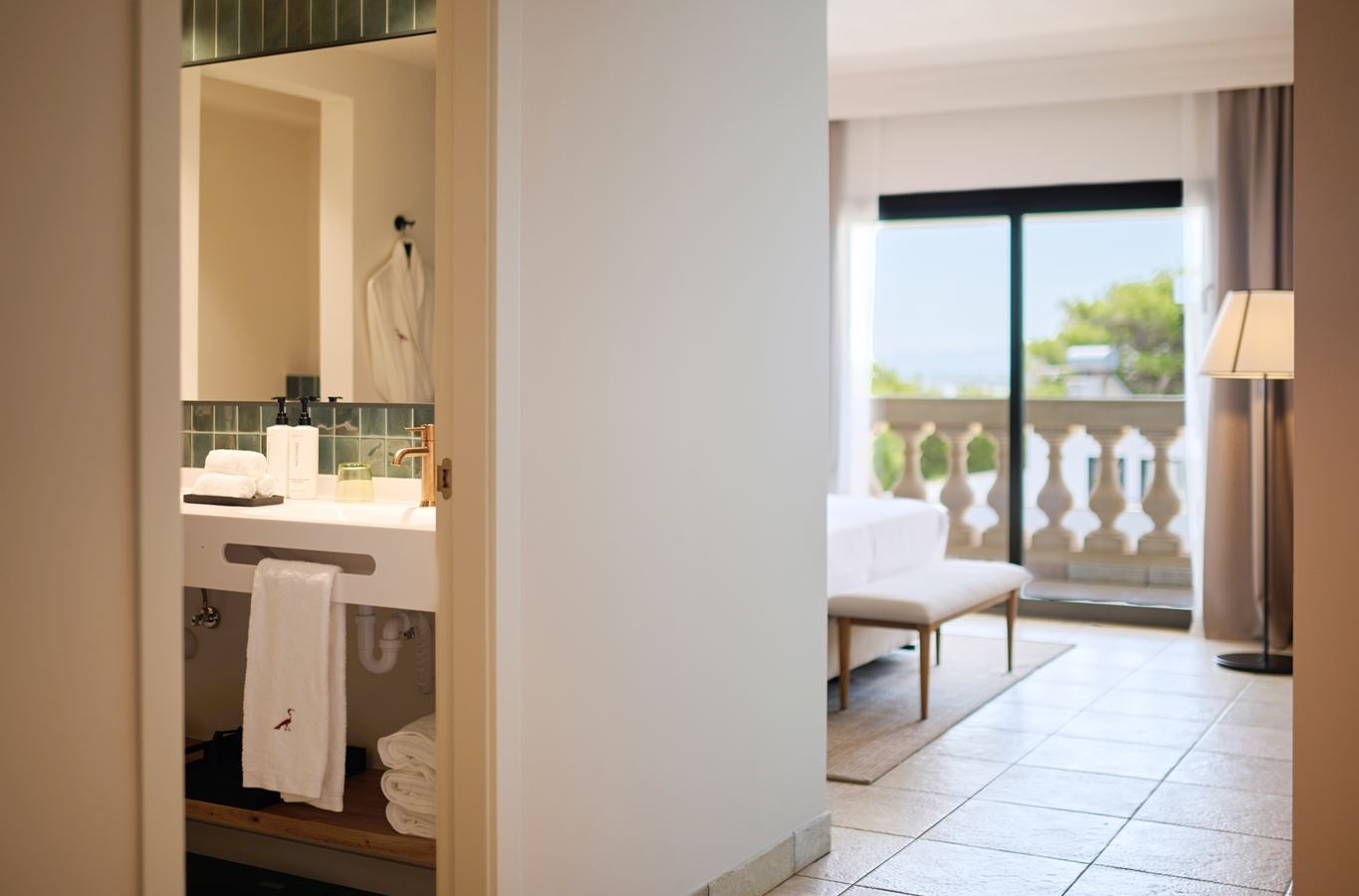 rooms-1-bedroom-suite-balcony-or-terrace