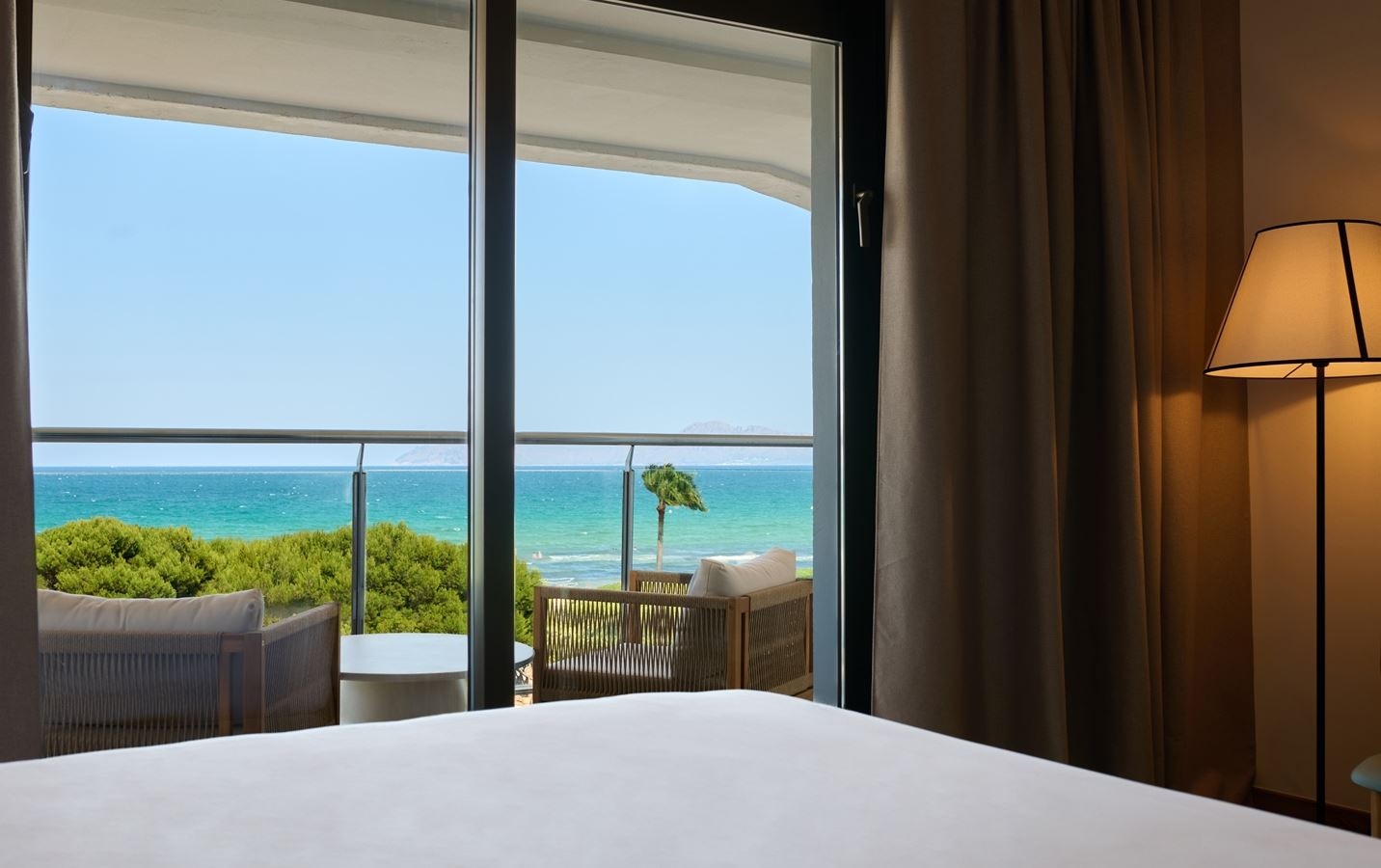 rooms-1-bedroom-suite-sea-front-view-balcony-or-terrace