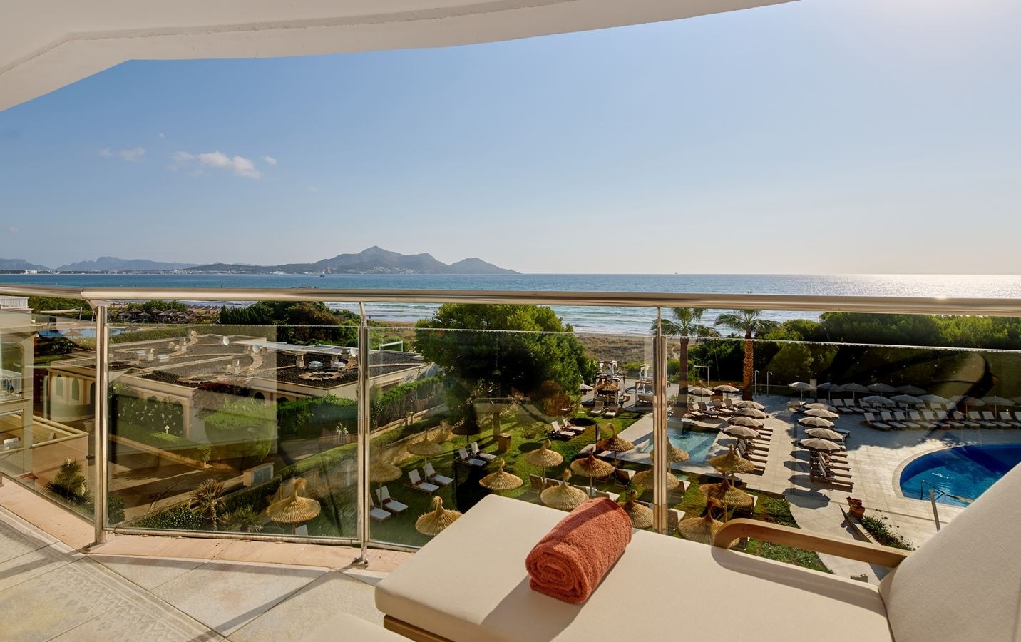 rooms-1-bedroom-suite-sea-front-view-balcony-or-terrace