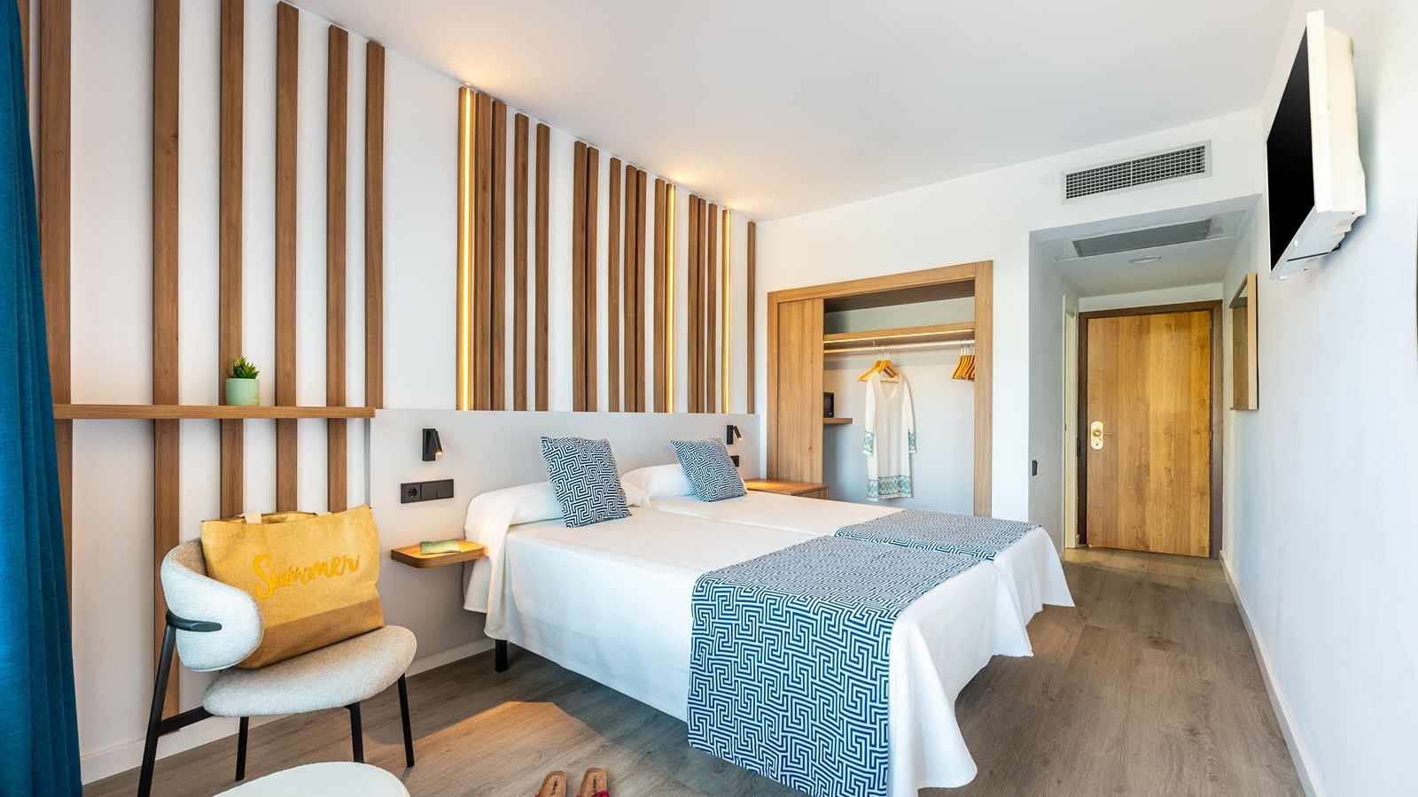 rooms-twin-lateral-sea-view-extra-bed-balcony