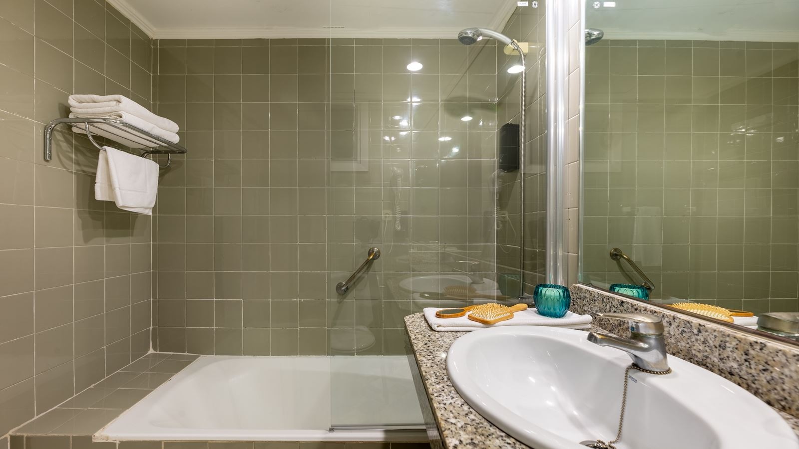 rooms-twin-lateral-sea-view-extra-bed-balcony