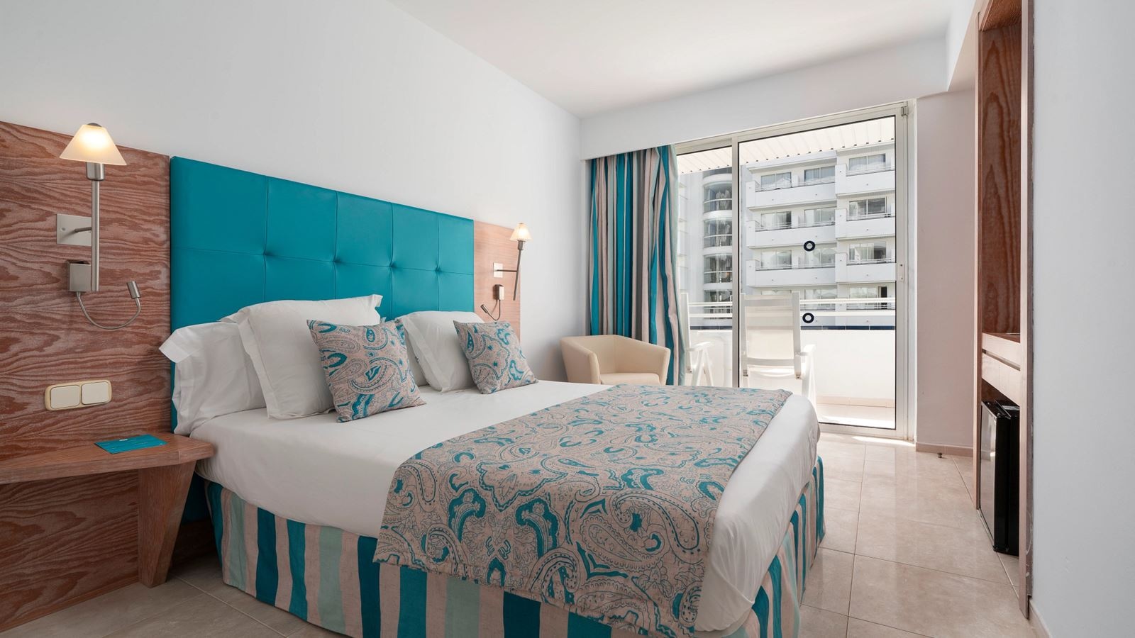 rooms-family-room-2-dbl-rooms-interconnected-balcony-or-terrace