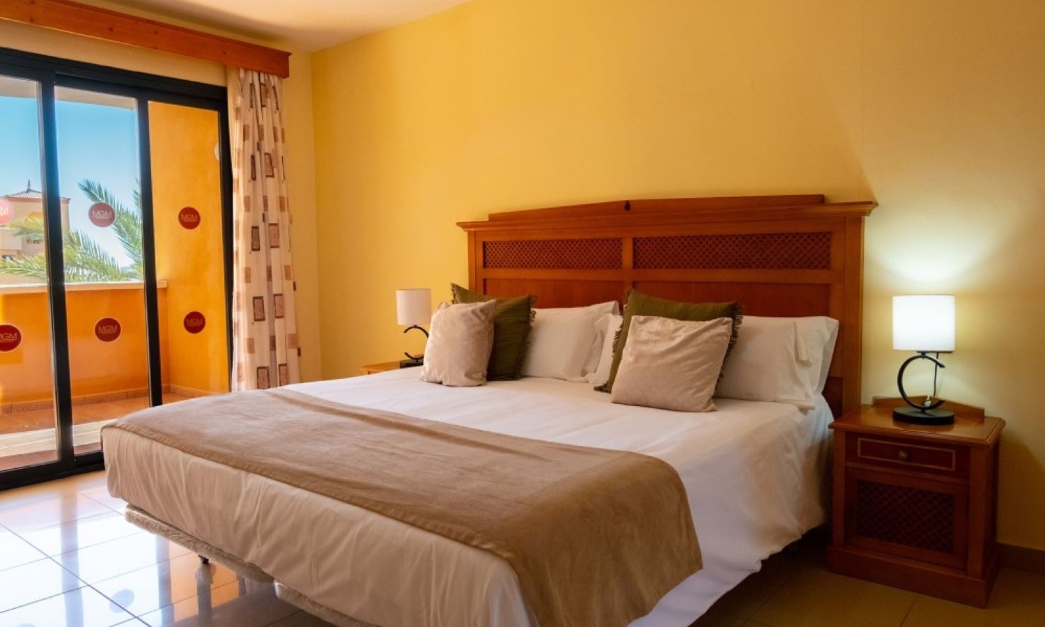 rooms-family-room-pool-sea-view