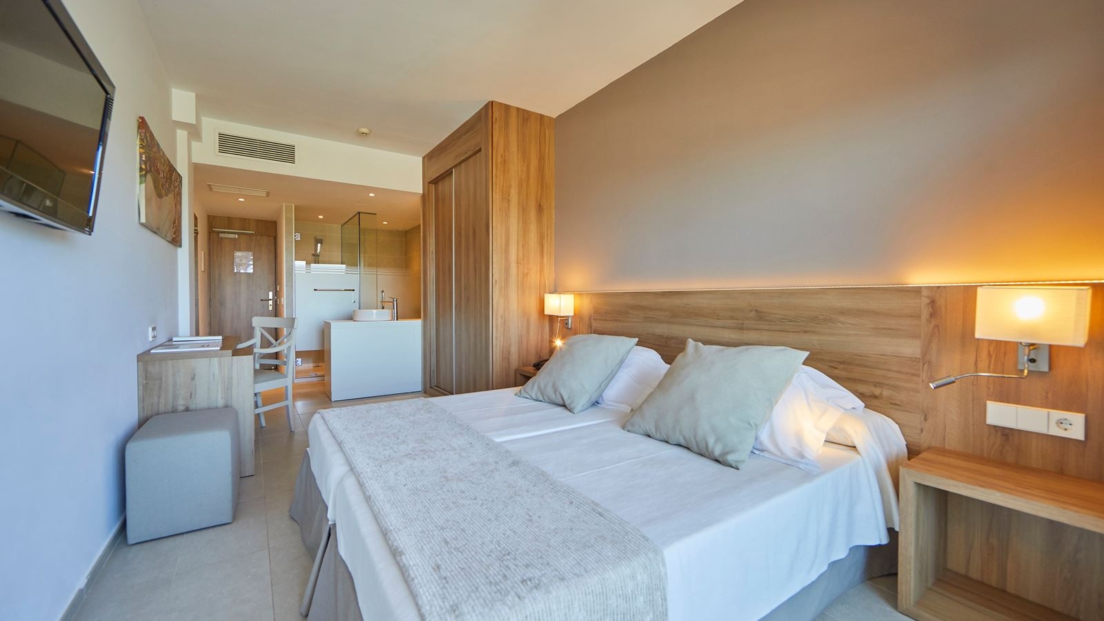 rooms-db--twin-with-balcony-or-terrace