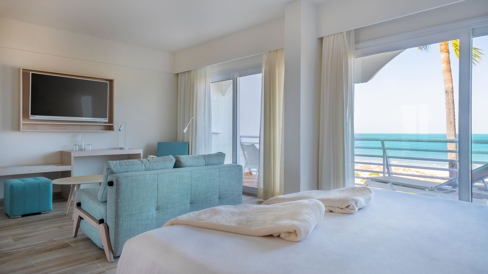rooms-juniior-suite-sea-view-beachfront