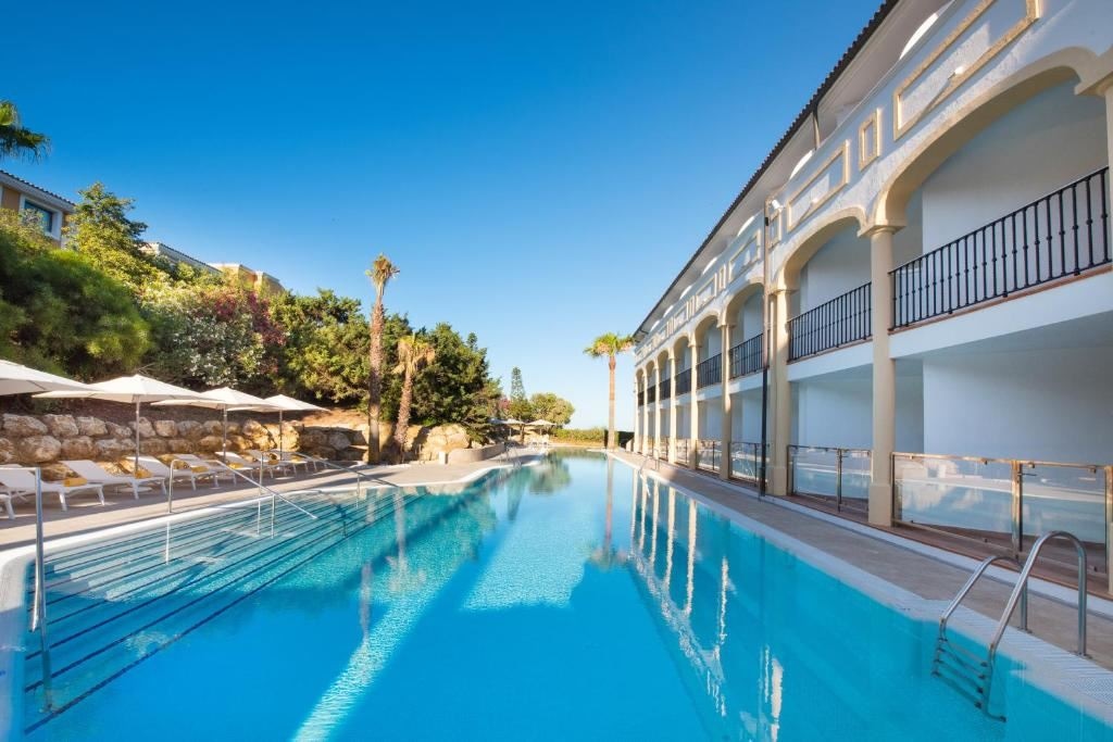 rooms-double-room-sharing-pool