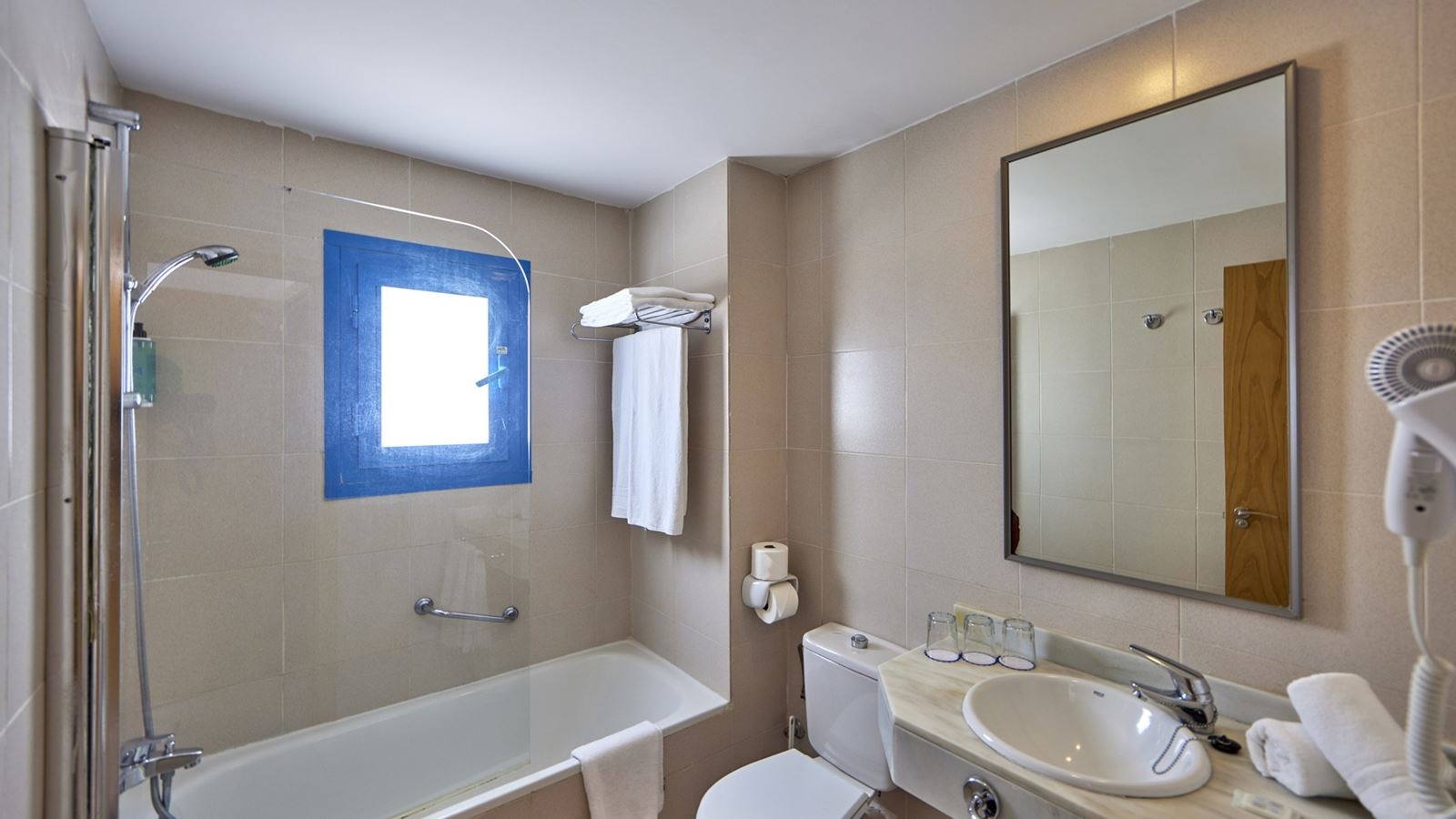 rooms-standard-room-pool-view