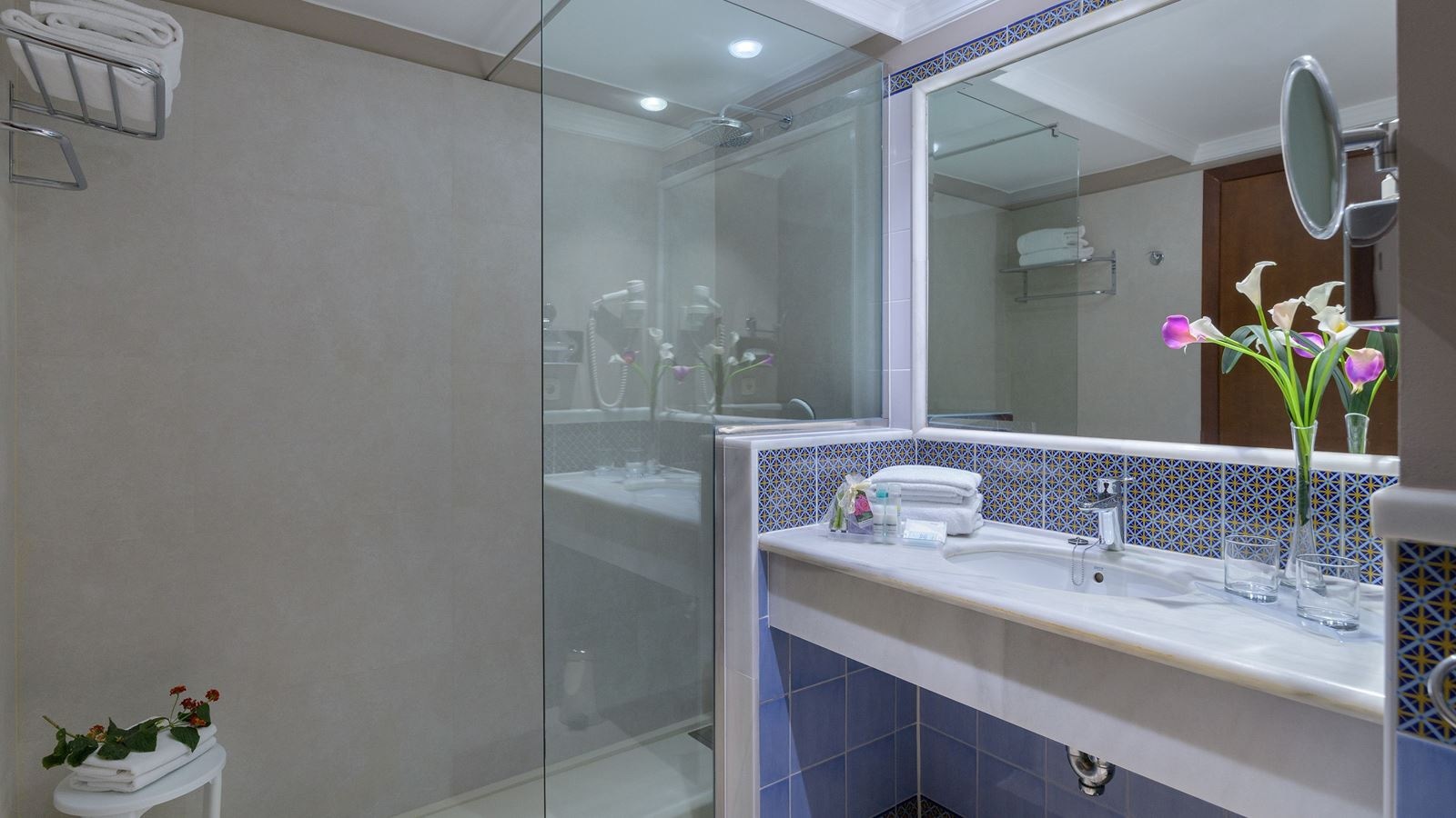 rooms-double-room-side-sea-view-with-balcony