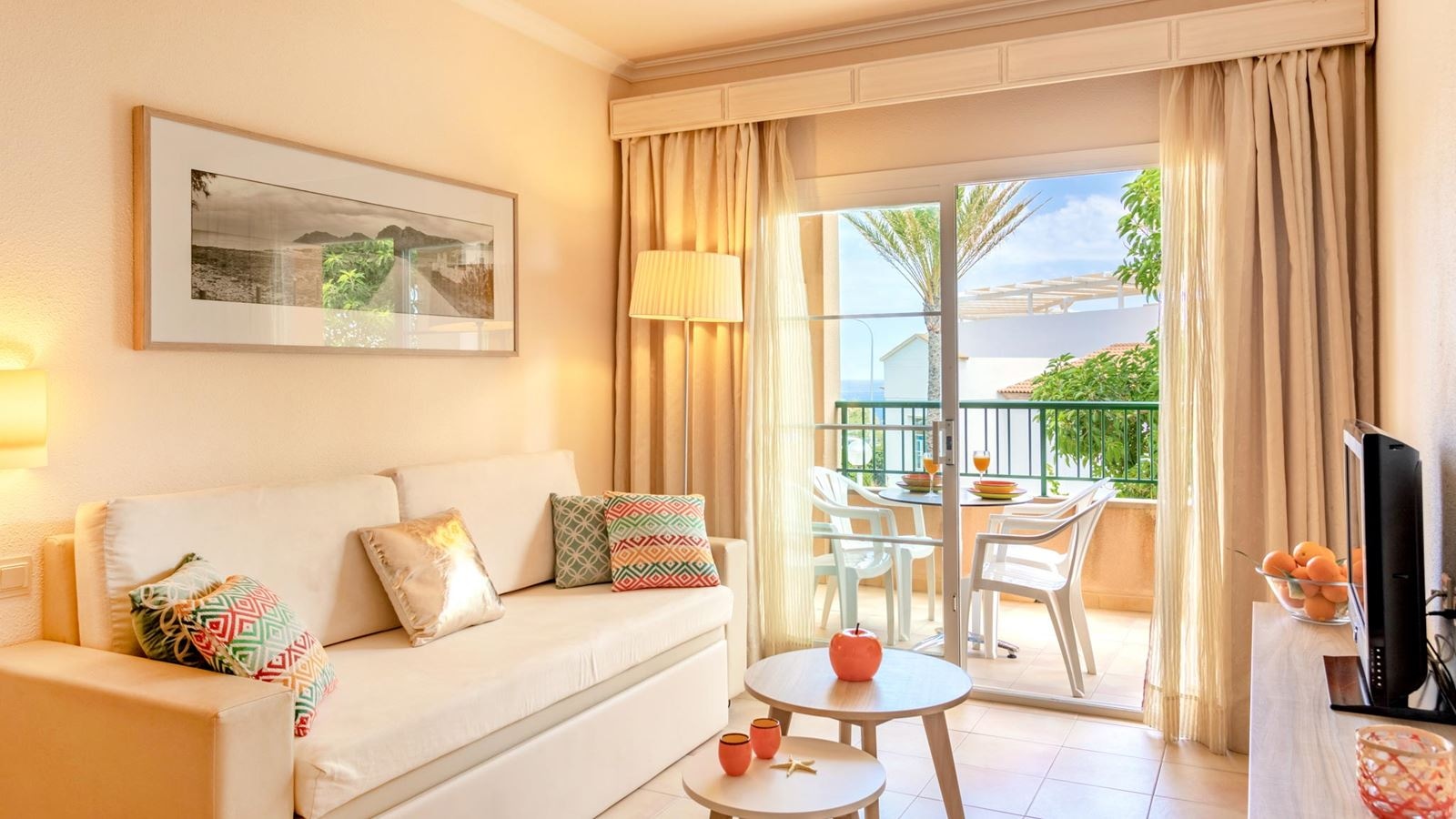 rooms-apt-1-bedroom-sideseaview-balcony-or-terrace