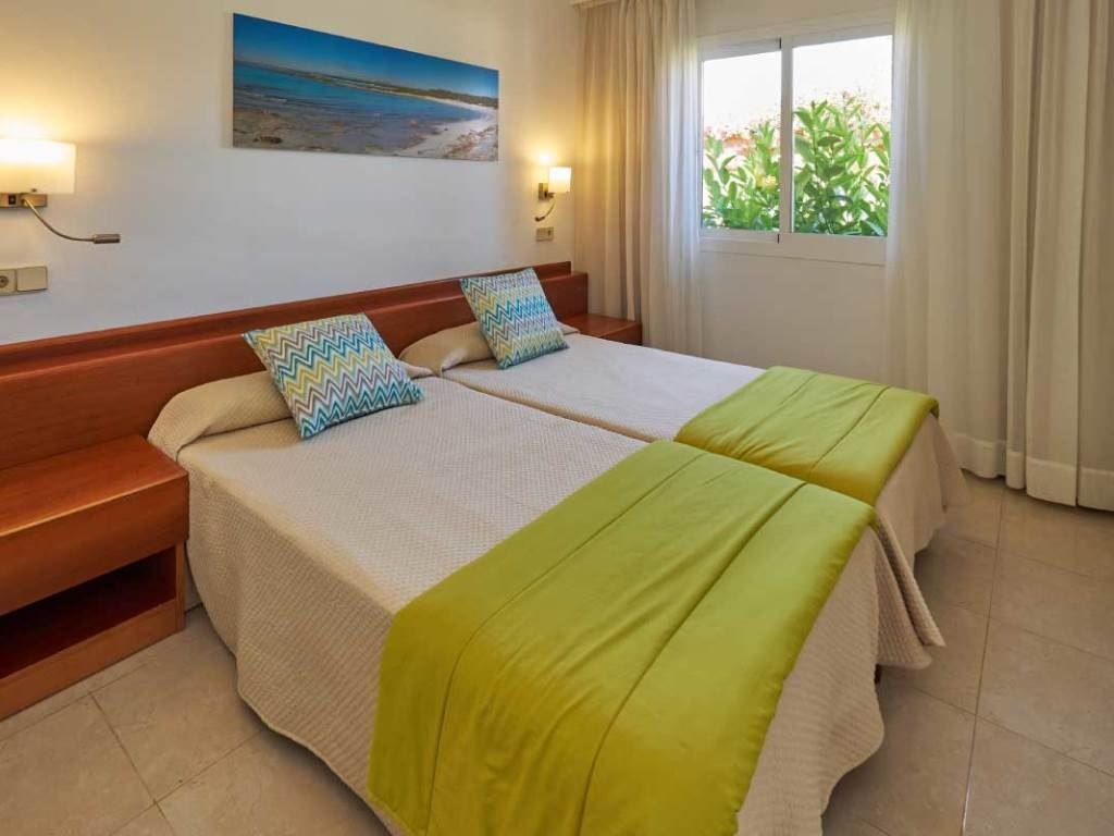 rooms-apartment--garden-view-balcony-or-terrace