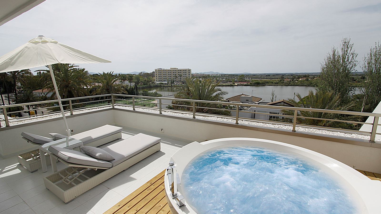 rooms-suite-premium-with-jacuzzi-balcony-or-terrace