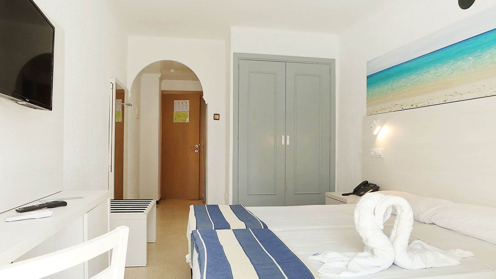 rooms-db--twin-room-balcony-or-terrace