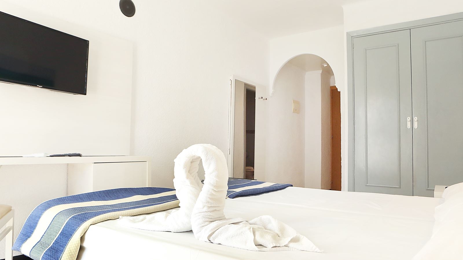 rooms-db--twin-room-balcony-or-terrace