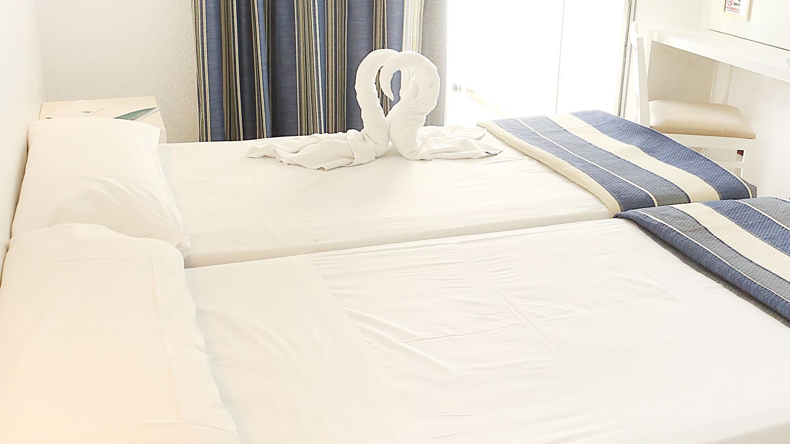 rooms-db--twin-room-balcony-or-terrace