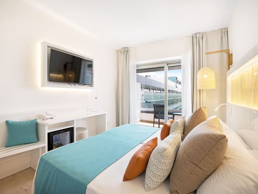 rooms-dp--twin-pool-view