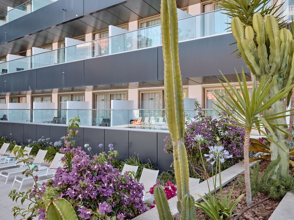 rooms-dp--twin-pool-view