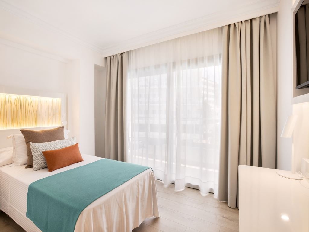 rooms-ib--single-room-balcony-or-terrace