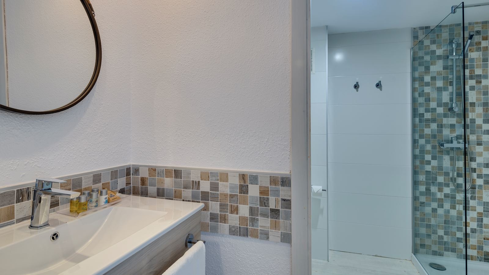 rooms-apartment-best-price-one-bedroom-with-balcony-or-terrace