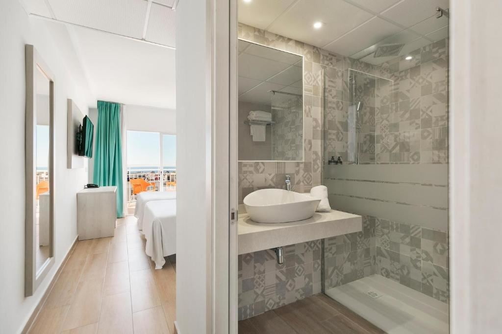 rooms-double-pool-view