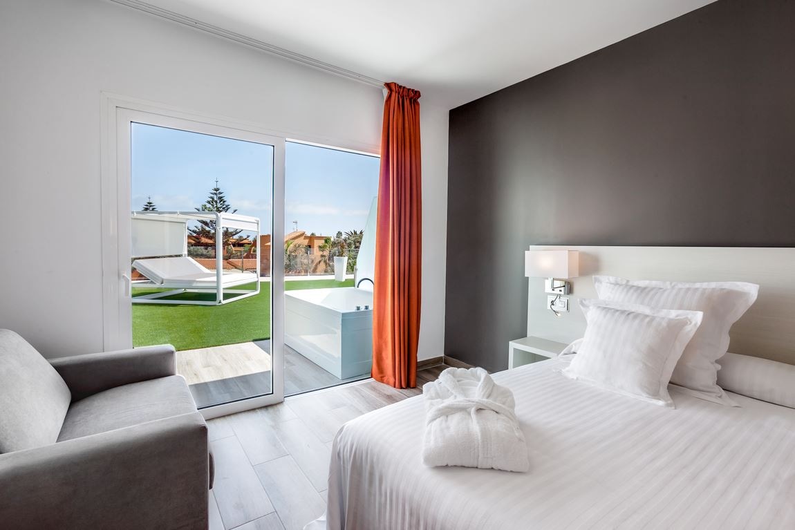 rooms-deluxe-room-jacuzzi-balcony-or-terrace