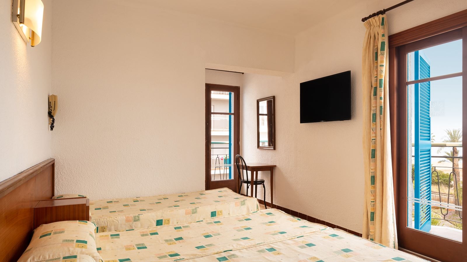 rooms-double-standard-pool-view-balcony-or-terrace