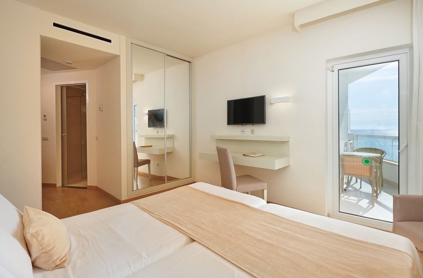 rooms-dblssv2ad-double-lateral-sea-view-2-adults-2