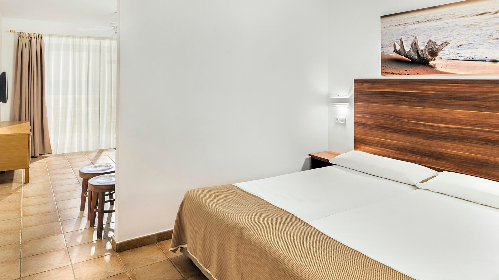 rooms-studio-pool-view