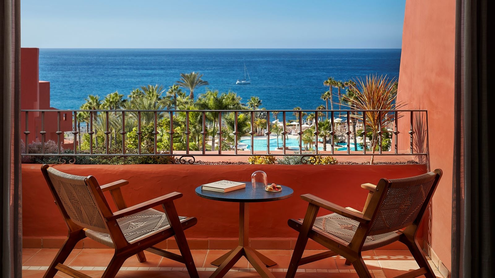 rooms-premium-sea-view-with-balcony