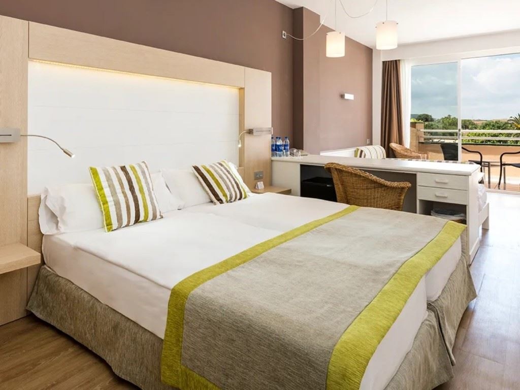 rooms-quadruple-room--balcony-or-terrace