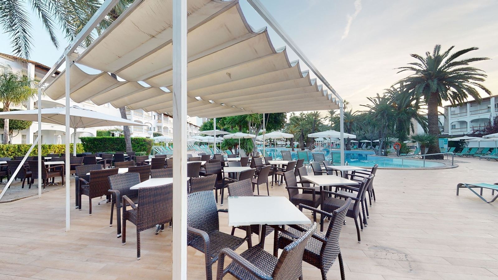 restaurants-pool-barcafeteria