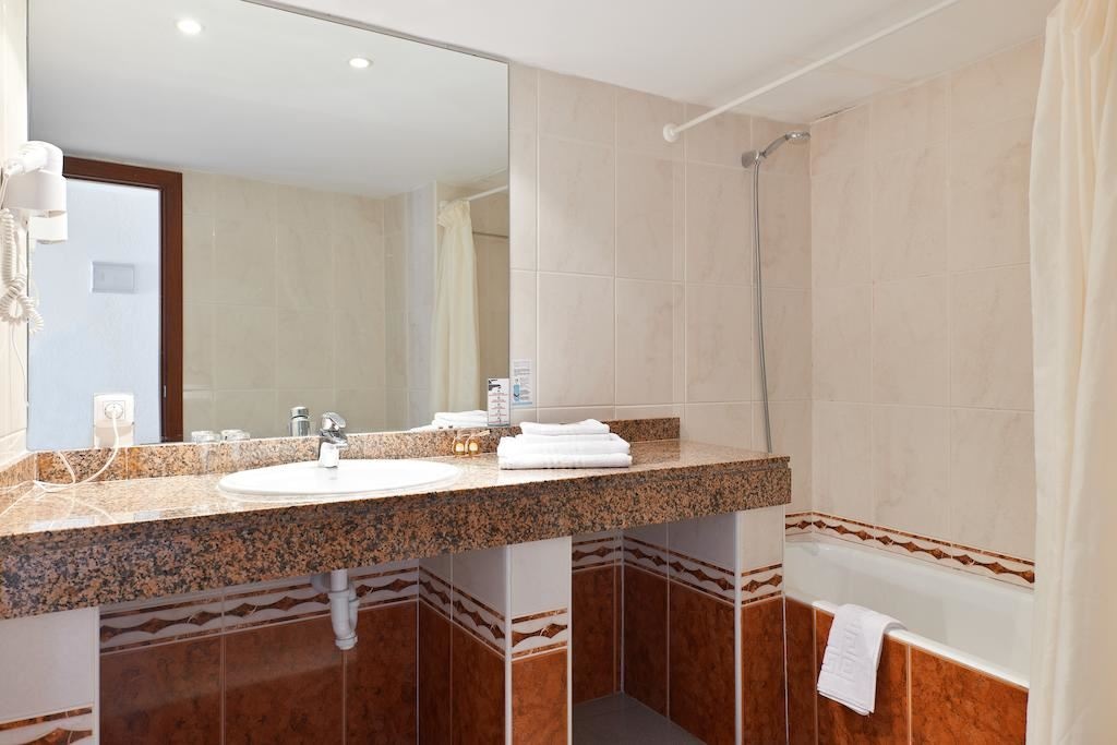 rooms-room-twin-balcony