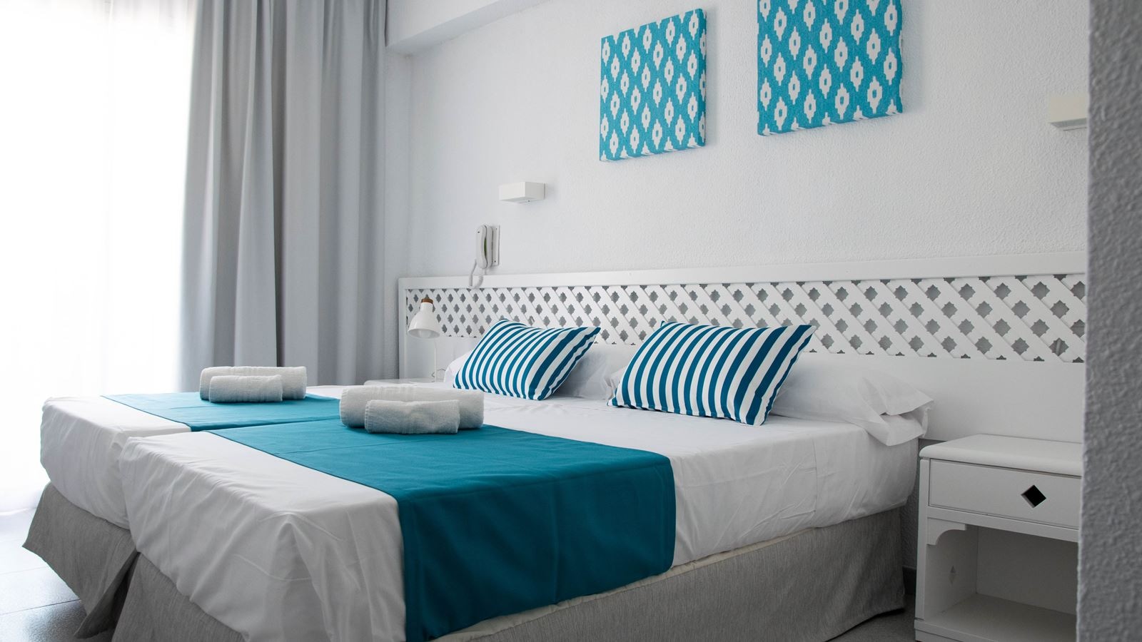 rooms-room-twin-balcony