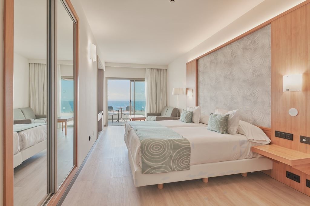 rooms-double-room-thalasso-sea-view-with-balcony-or-terrace