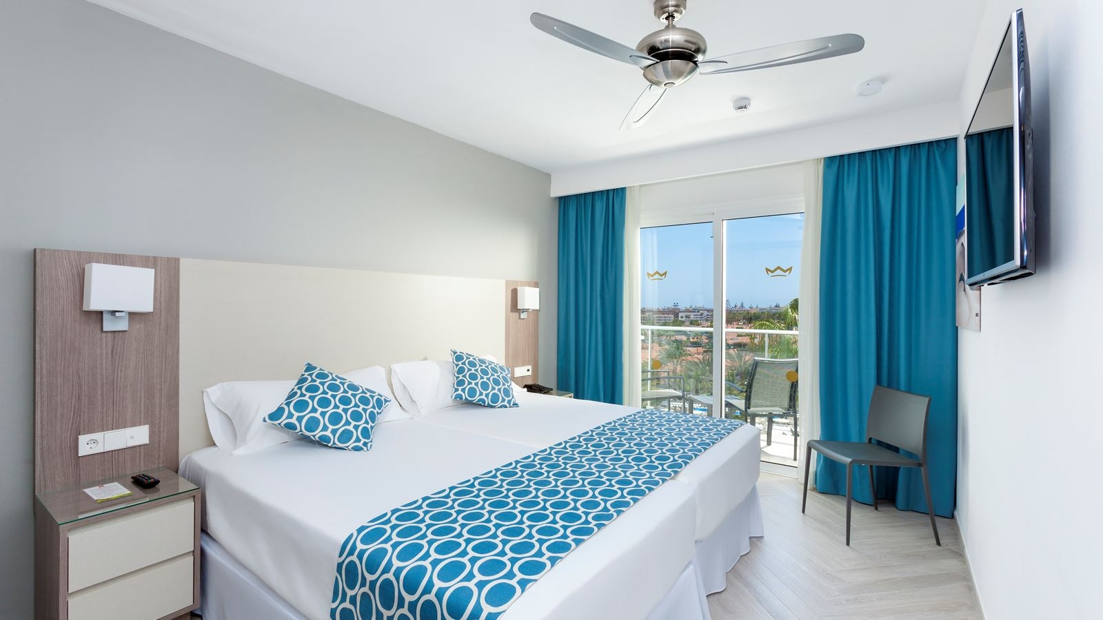 rooms-family-room-2-bedrooms-garden-view-balcony-or-terrace