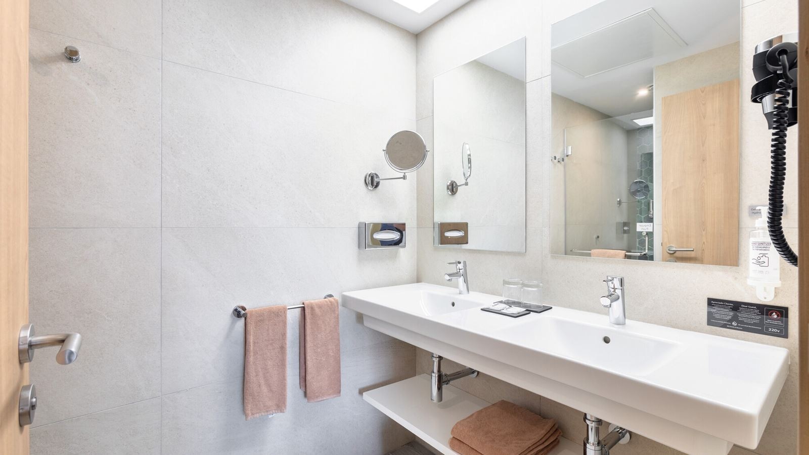 rooms-family-room-1-bedroom-balcony-or-terrace