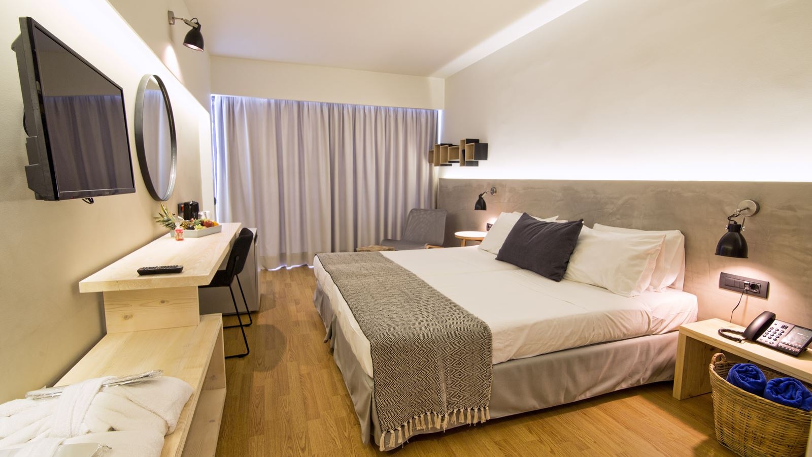 rooms-deluxe-room-land-view-balcony