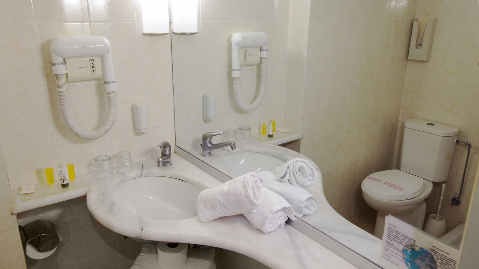 rooms-single-room-land-view-without-balconyterrace