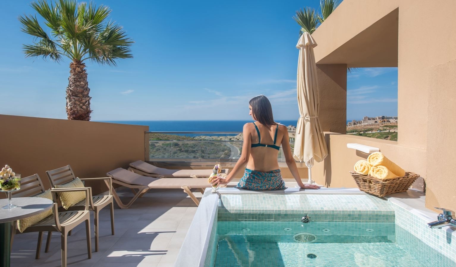 rooms-family-suite--2-bedrooms--sea-view-main-building-outdoor-jacuzzi